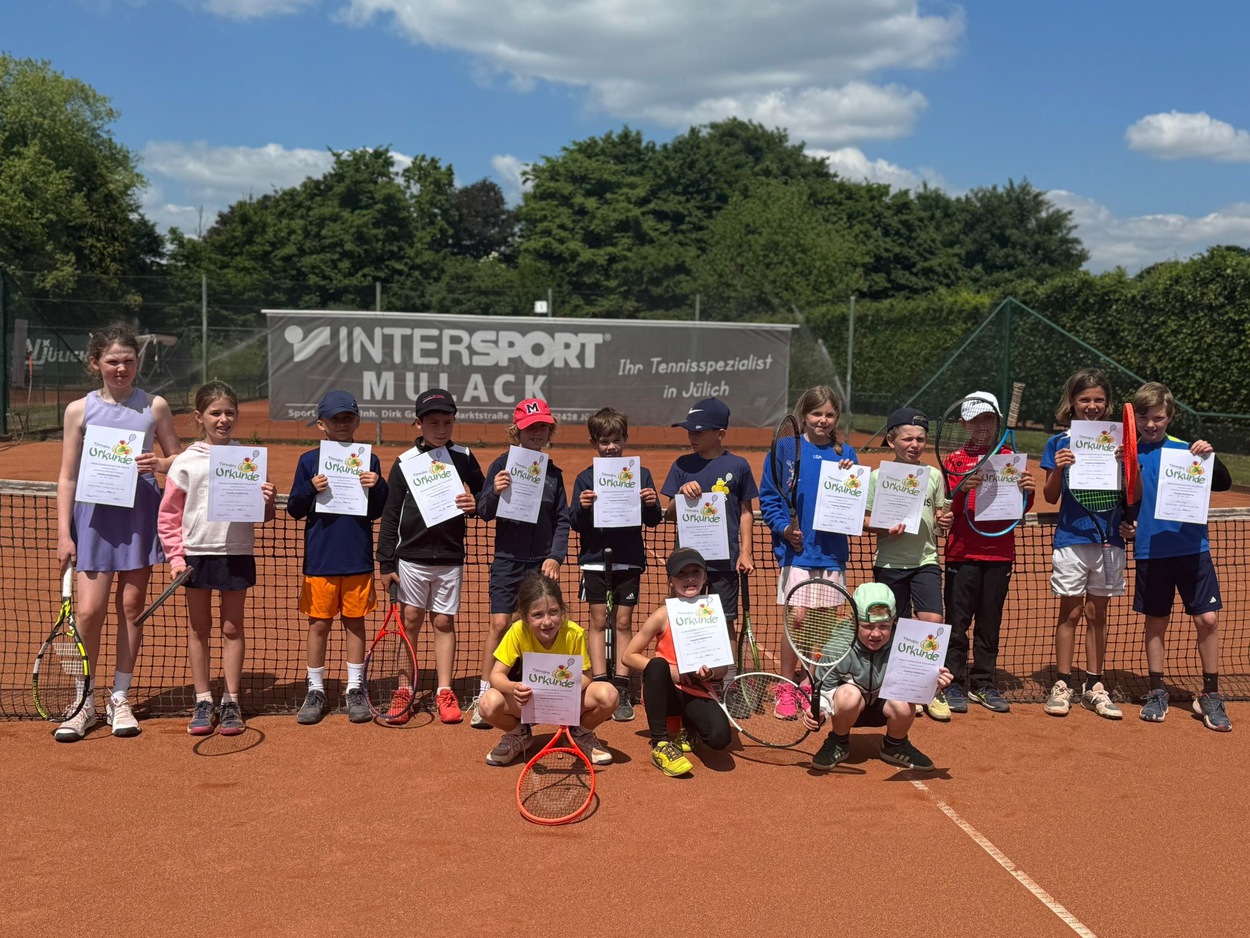 Kinder stehen mit Urkunden auf einer Tennisplatz