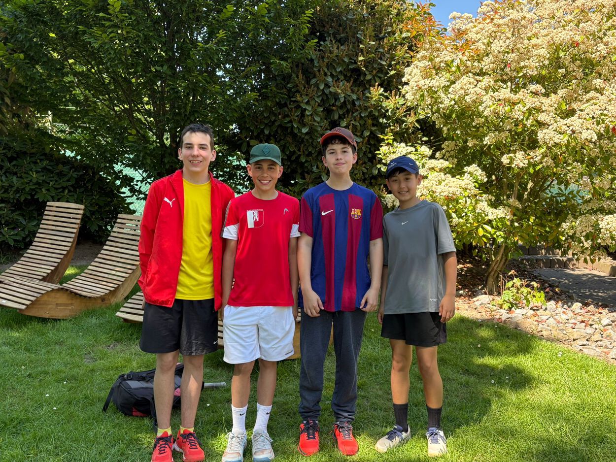 Vier Jungs nebeneinander in Tennisbekleidung