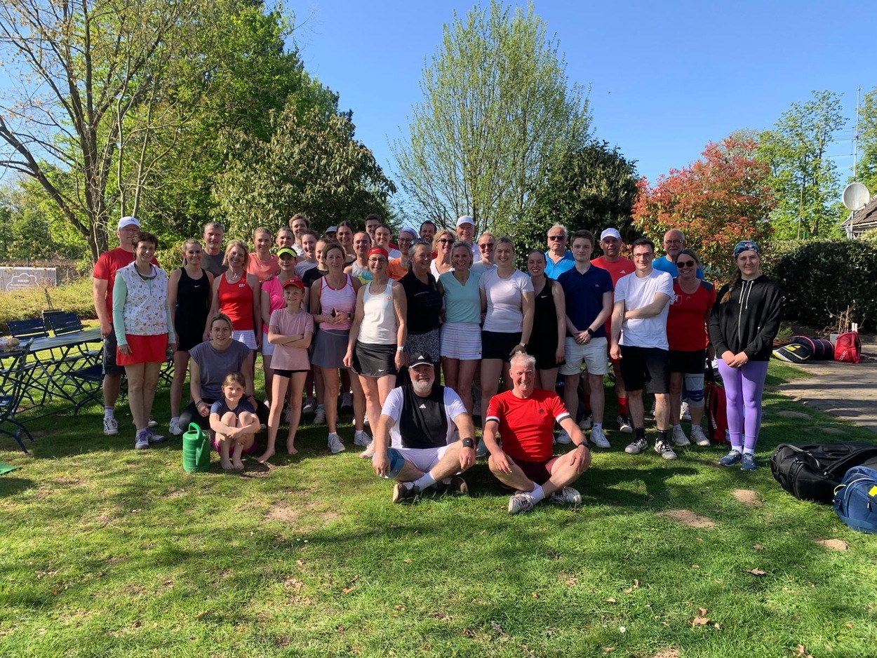 Gruppenfoto von Tennisspielern auf einer Wiese